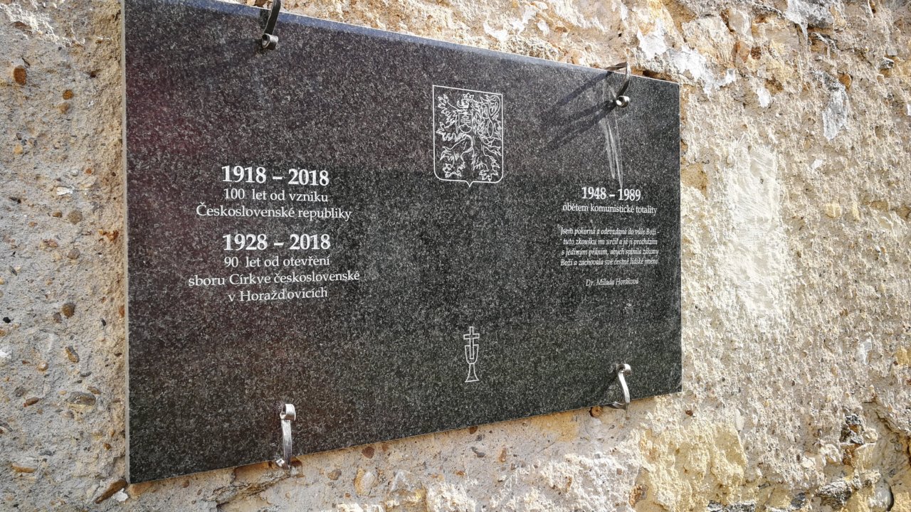 Pískovaná pamětní deska se znakem československé státnosti